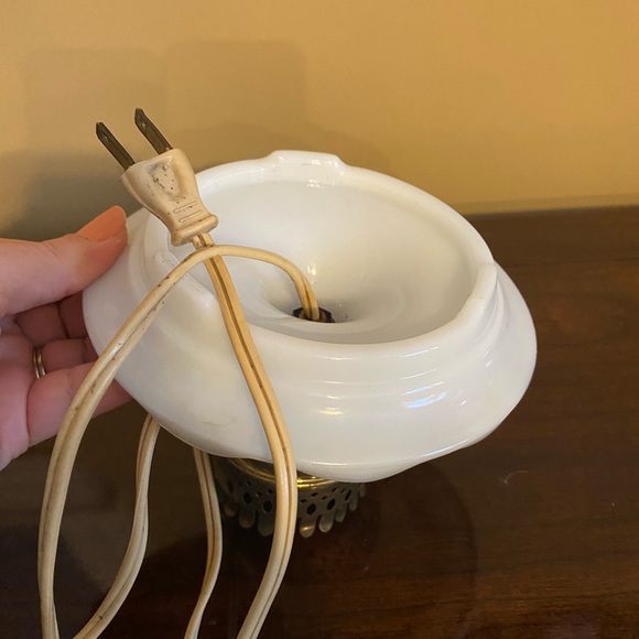 Vintage Milk Glass Lamp Dish Style Plug In Decorative Lamp Cottage Style - Picture 8 of 10